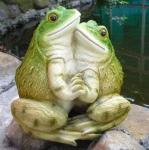 Садова фігурка "Танго жаб", 20 см